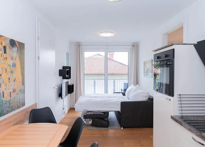 Modern With Private Balcony Near City Center וינה