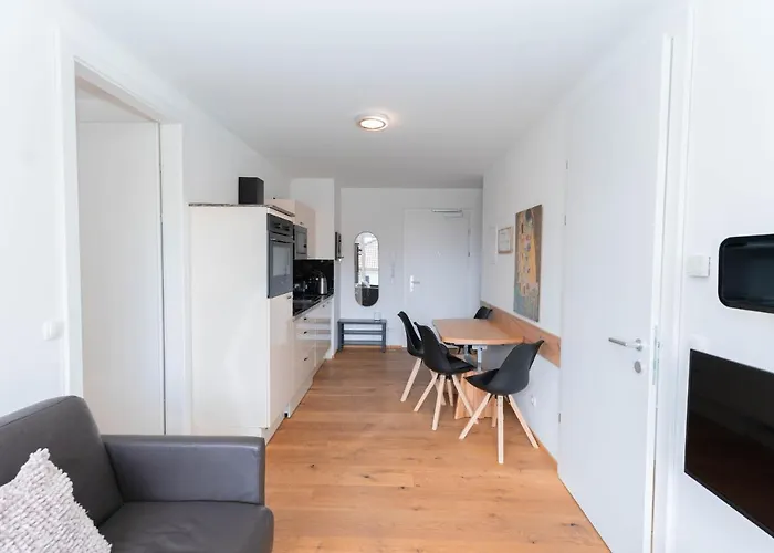 דירה Modern With Private Balcony Near City Center
