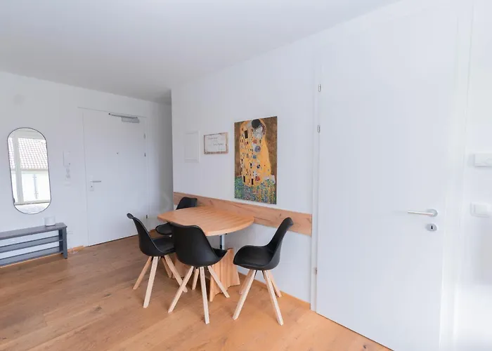Modern With Private Balcony Near City Center דירה וינה