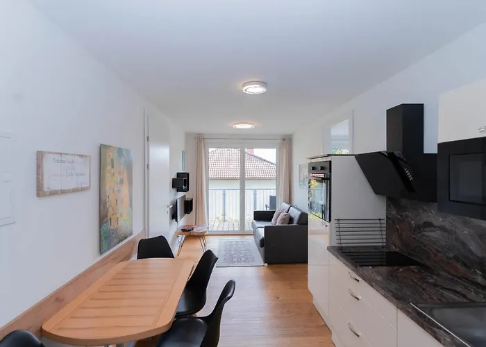 דירה Modern With Private Balcony Near City Center *