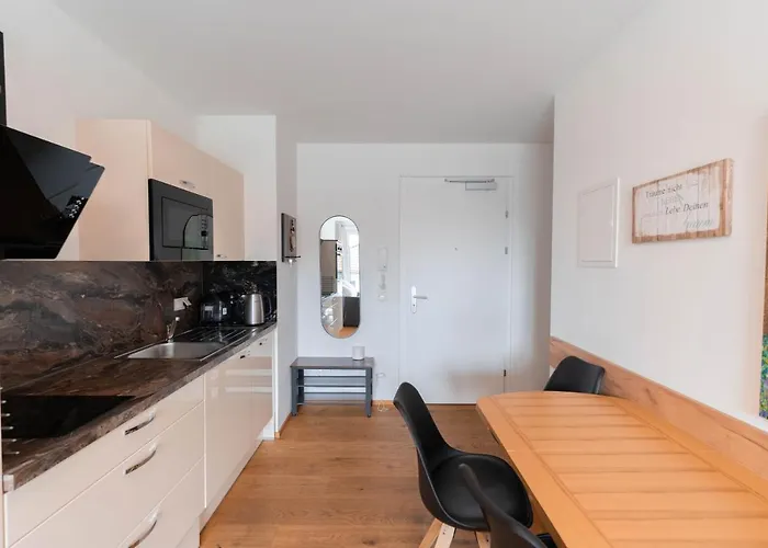 Modern With Private Balcony Near City Center דירה *