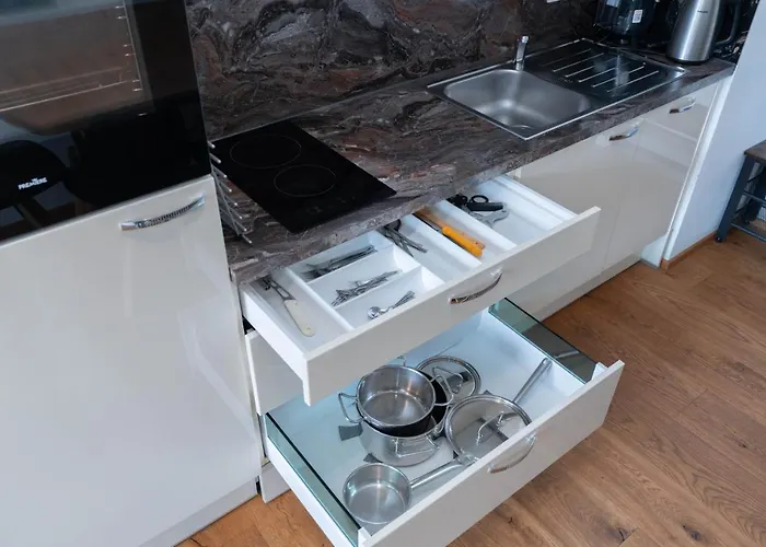 Modern With Private Balcony Near City Center וינה