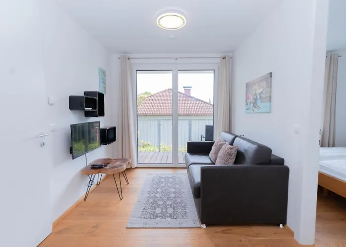 Modern With Private Balcony Near City Center וינה
