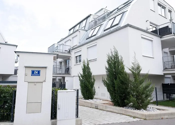 דירה Modern With Private Balcony Near City Center